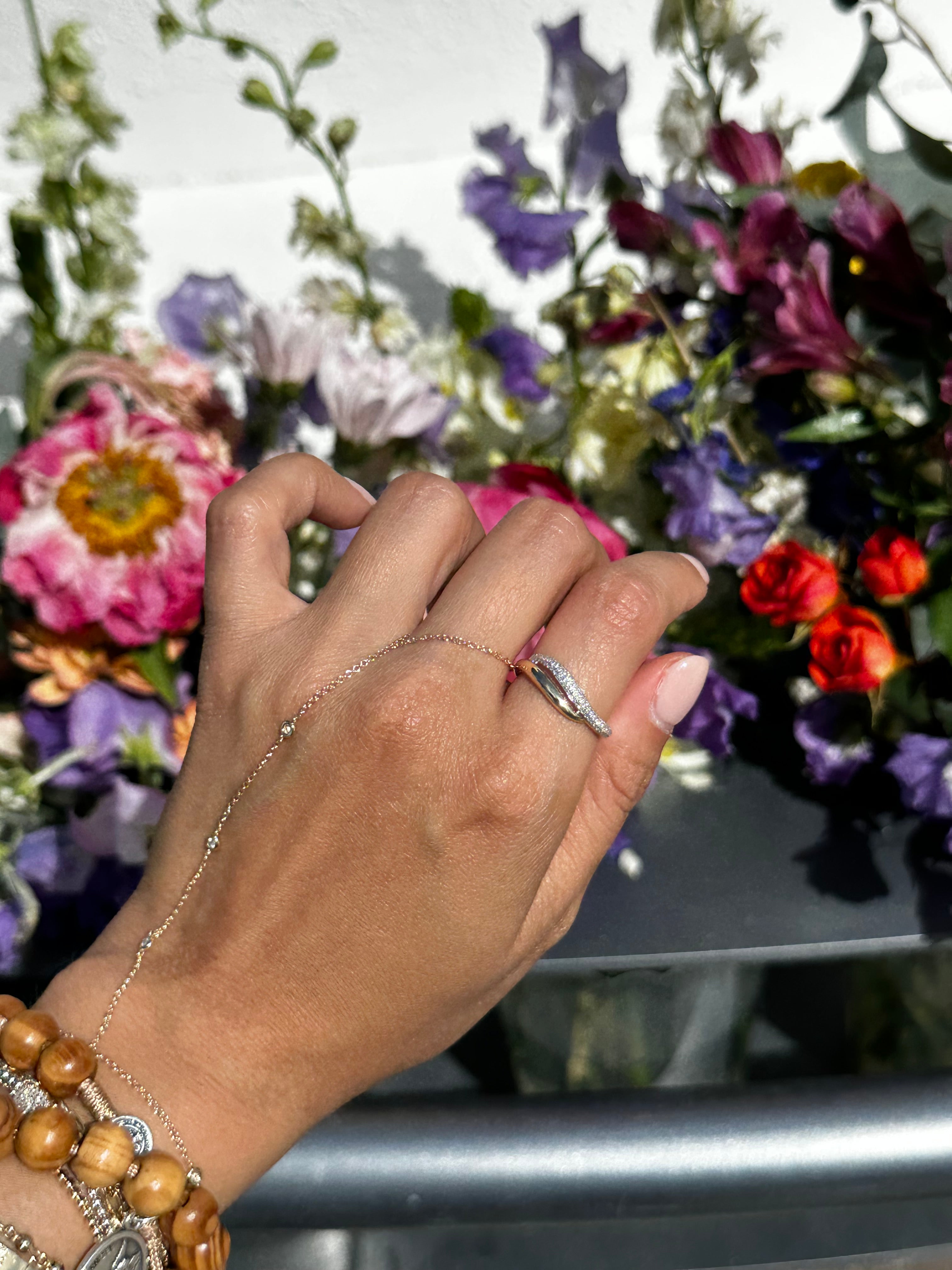 Diamond pavé curve ring
